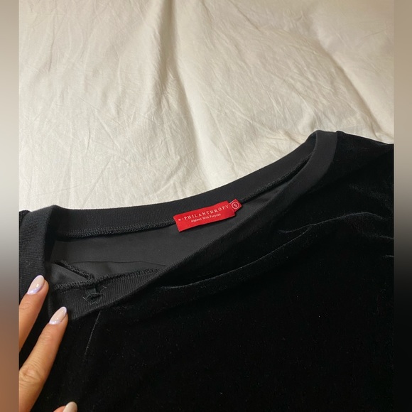 n: Philanthropy One sided sweater - Picture 2 of 2